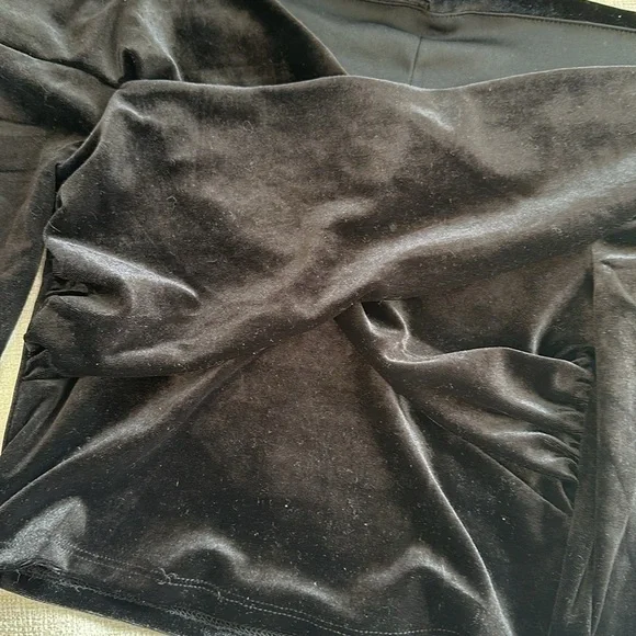 Women’s Forever 21 Velvet Cold Shoulder Blouse - Picture 4 of 4